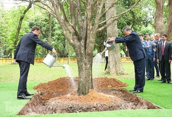 Tổng Bí thư Tô Lâm cùng Tổng thống Pháp trồng cây hữu nghị tại Phủ Chủ tịch
