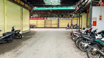 Chợ Ninh Hiệp đồng loạt đóng kín cửa trong đợt cao điểm chống hàng giả