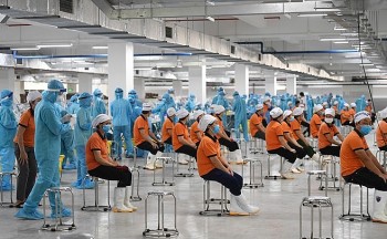 TP. Hồ Chí Minh: Công nhân, doanh nghiệp lao đao giữa ‘dịch kép’