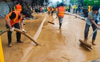 Thi công metro Nhổn - ga Hà Nội bùn nhão bất ngờ phun lên mặt đất