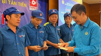 Công đoàn Công Thương Việt Nam trao quà cho người lao động tại TP. Hồ Chí Minh