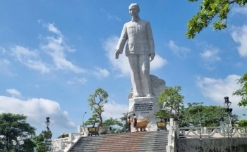 Ngày 1/6 ý nghĩa bên Tượng đài Bác Hồ ở Hòa Bình