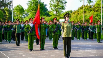 Ngắm nữ cảnh sát đặc nhiệm 'vượt nắng' rèn luyện phục vụ đại lễ 2/9