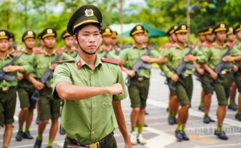 Nam sĩ quan Gìn giữ hòa bình 'vượt nắng gắt' trên thao trường tập luyện diễu binh