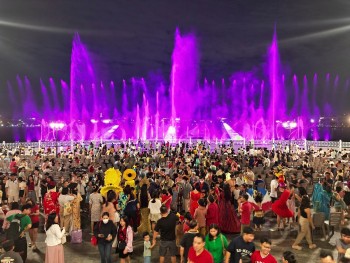 Van Phuc Water Show khởi đầu mùa hè cho trẻ thơ