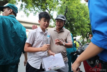 Hà Nội: Phụ huynh tiếp sức, sĩ tử tranh thủ ôn bài trước giờ thi