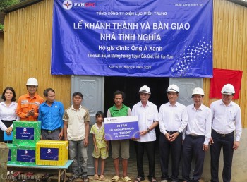 Điện lực Kon Tum trao tặng nhà tình nghĩa năm 2025