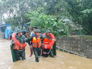 Lai Châu: Bộ đội cõng người già và trẻ em vượt lũ tới nơi an toàn