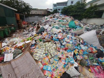 Nhiều dấu hỏi xung quanh núi rác bánh kẹo ở La Phù