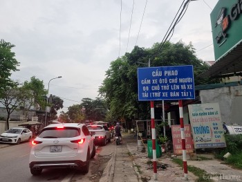 Căng mình điều tiết giao thông cầu phao Phong Châu dịp cuối tuần