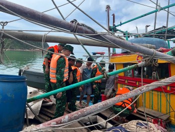Quảng Ninh: Kịp thời cứu thành công 4 ngư dân tàu cá