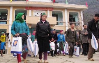 Petrolimex tặng 19 tấn gạo cho các hộ nghèo Đồng Văn, Hà Giang