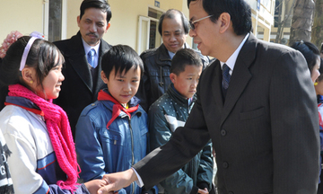 Ủy Ban dân tộc thăm, tặng quà Tết tại tỉnh Hòa Bình