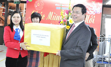 Bộ trưởng Vũ Huy Hoàng chúc Tết tổng công ty May 10