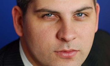 Tay trắng lập công ty triệu USD