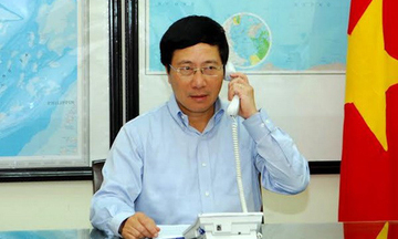 Bộ trưởng Ngoại giao điện đàm với Ủy viên Quốc vụ Trung Quốc