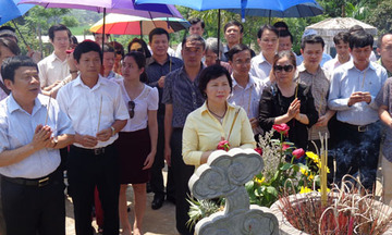 Đoàn công tác Bộ Công Thương: Dâng hương tại Khu di tích lịch sử ngành Công Thương