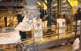 Các doanh nghiệp sản xuất phân bón: Cùng “xắn tay” bình ổn thị trường