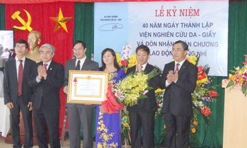 Viện Nghiên cứu Da- Giầy đón nhận Huân chương Lao động hạng Nhì