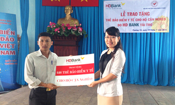 HDBank trao thẻ bảo hiểm y tế cho bà con hộ cận nghèo