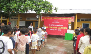 Công Ty Bibica tặng 1000 bộ sách giáo khoa cho học sinh nghèo.