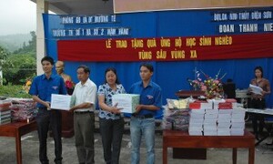 Gần 40 triệu đồng tặng trẻ em Lai Châu vào năm học mới