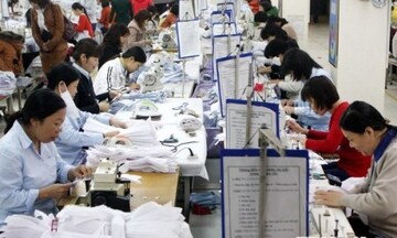 Tăng lương tối thiểu: Tương ứng năng suất lao động hay mức sống?