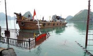 12 hành khách an toàn sau vụ đắm tàu trên vịnh Hạ Long