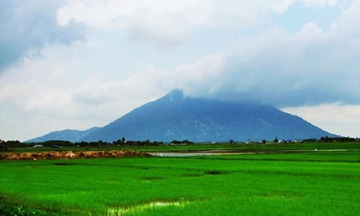 Đường lên nóc nhà Đông Nam Bộ trên núi Bà Đen