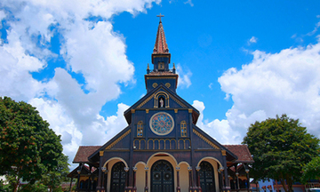 Độc đáo ngôi nhà thờ gỗ hơn 100 tuổi ở Kon Tum