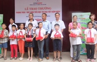 EVN HANOI: trao thưởng cho gia đình học sinh tiểu học tiết kiệm điện giỏi.