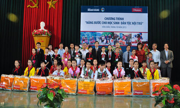 Trao tặng 963 bộ chăn cho học sinh nội trú tỉnh Yên Bái