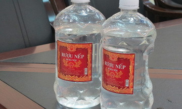 Đình chỉ Công ty sản xuất rượu gây ngộ độc