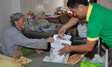 Tặng 4 tỷ đồng quà Tết cho hộ nghèo