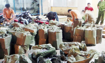 Bắt vụ vận chuyển gần 30.000 bao thuốc lá nhập lậu