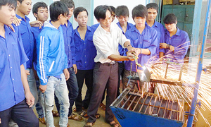 Hình thành Cộng đồng Kinh tế ASEAN: Đào thải lao động thiếu kỹ năng