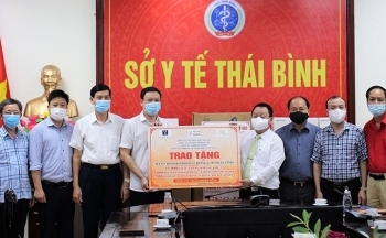 Thái Bình: Doanh nghiệp trao tặng trang thiết bị bảo hộ phòng, chống dịch