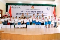 Công ty AES-TKV Mông Dương trao học bổng cho học sinh có hoàn cảnh khó khăn