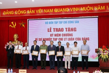 Bộ trưởng Trần Tuấn Anh nhận Kỷ niệm chương “Vì sự nghiệp tạp chí lý luận của Đảng”