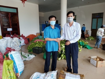 Công đoàn TTĐ Kon Tum ủng hộ thực phẩm cho người lao động tỉnh Bình Dương