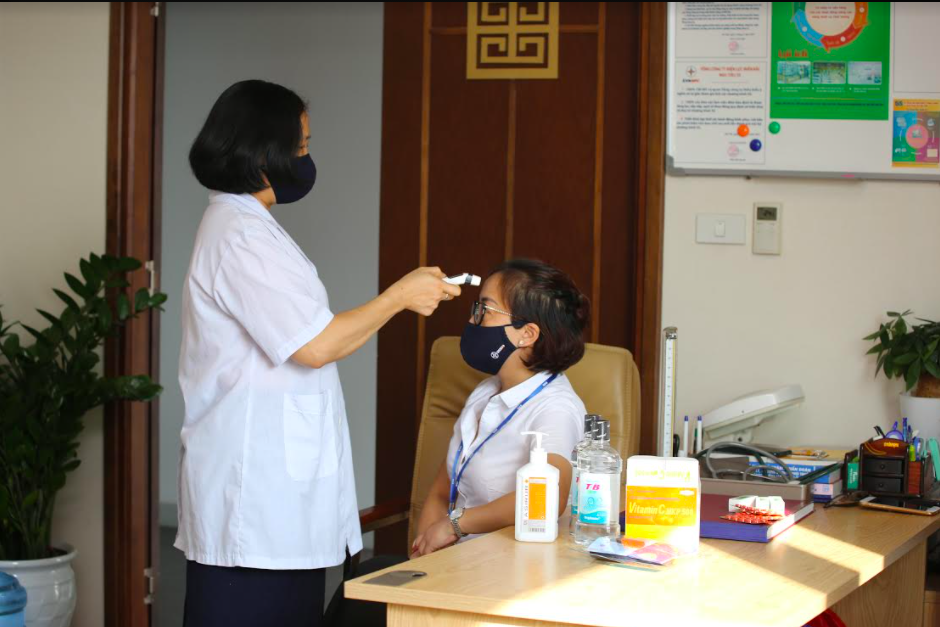 Trao giải cuộc thi ảnh Phụ nữ cơ quan EVNNPC phòng chống dịch bệnh Covid-19