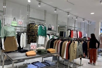 Các cửa hàng thời trang rục rịch giảm giá 