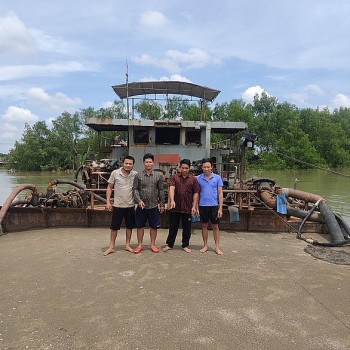 Bắt tạm giam nhóm 