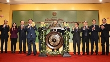 Finance Minister launches first trading day of Vietnamese stock market