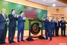 PM beats gong to open first securities trading session after Tet
