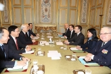 Party chief holds talks with French President