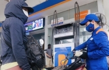 Petrol prices see sharp fall of up to 4,252 VND per litre
