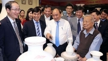 PM Nguyen Xuan Phuc visits Chu Dau ancient pottery village