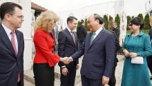 PM Nguyen Xuan Phuc seeks to boost local cooperation with Romania