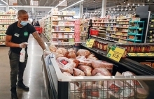 US economy shrank by 4.8 percent in first quarter